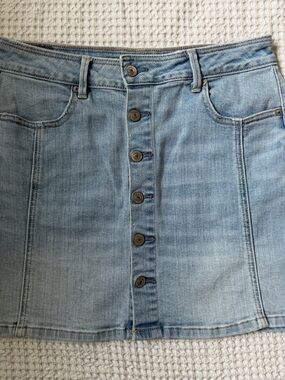 American Eagle Denim Mini Skirt Size 8 Button Front Super Stretch Light Wash